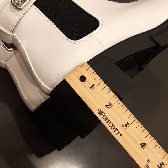 Steve Madden White Ankle Boots with Black Sole - Picture 10 of 11